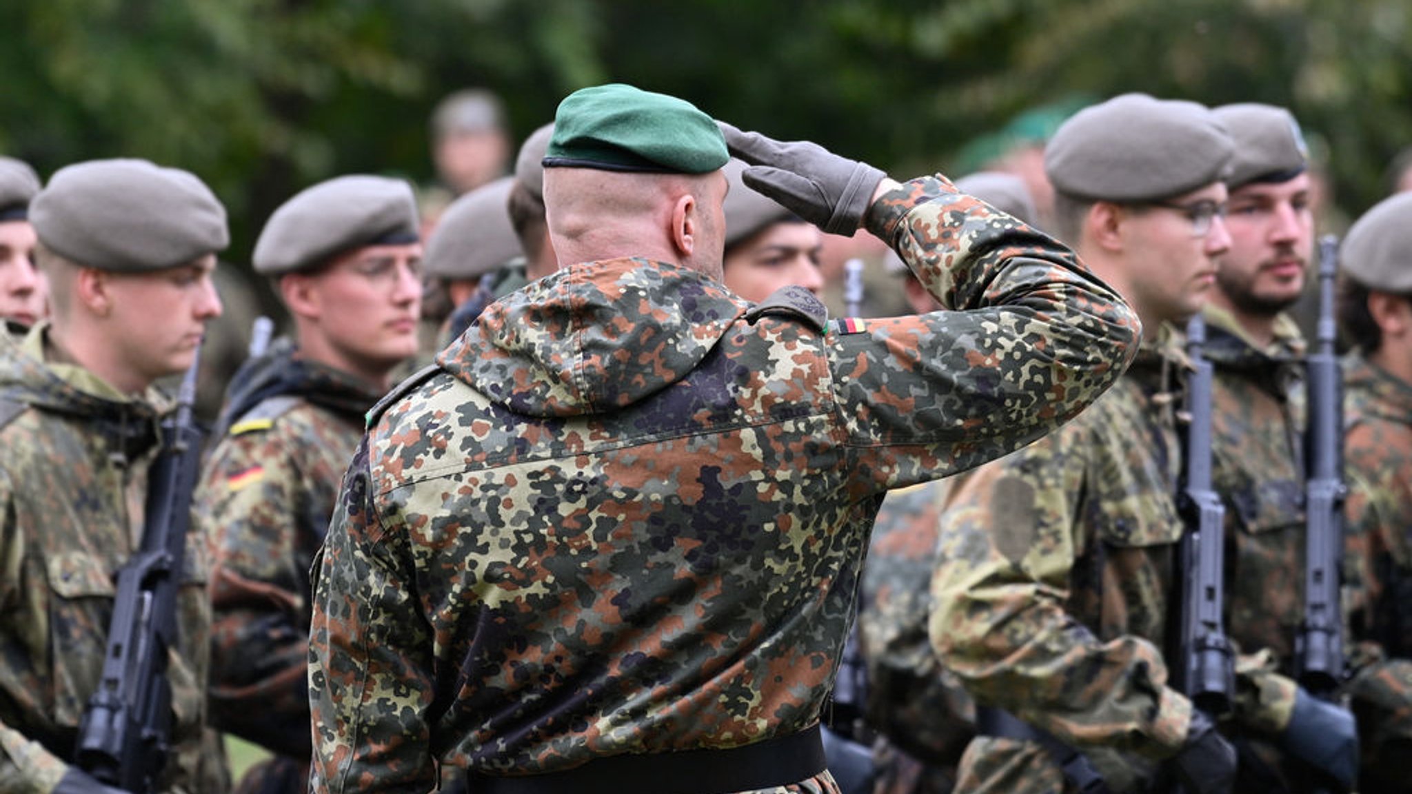Aufstellungsappell des Heimatschutzregiments 6 | Bild: dpa-Bildfunk/Klaus-Dietmar Gabbert Aufstellungsappell des Heimatschutzregiments 6