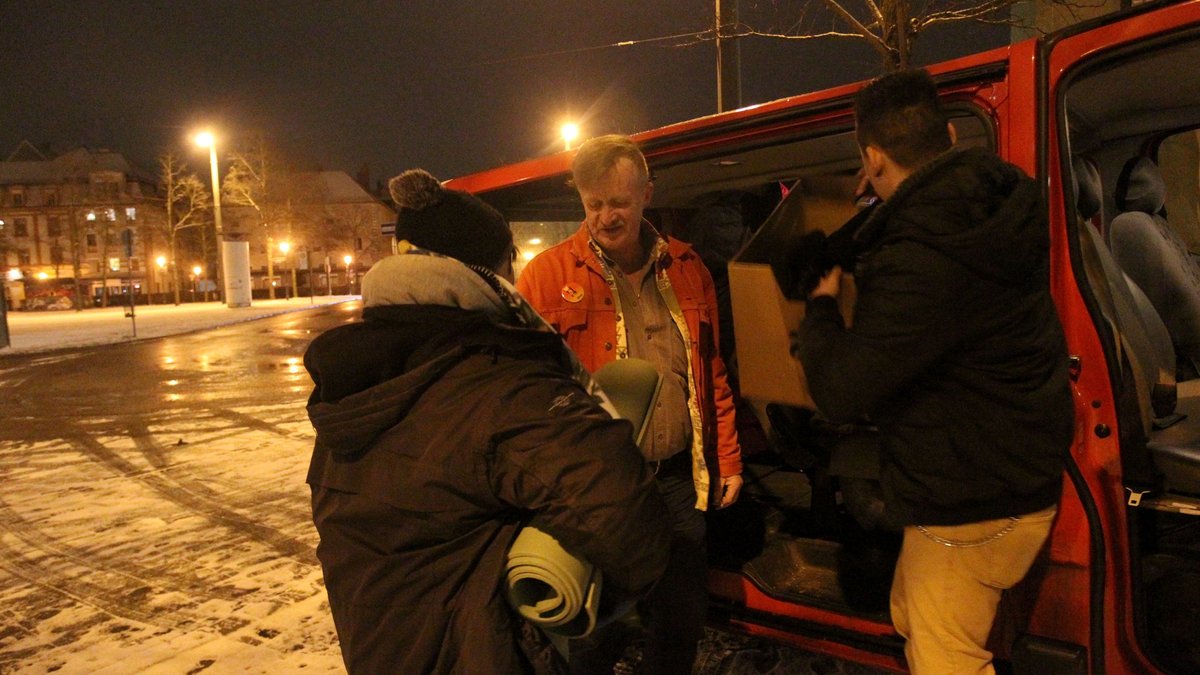 In Augsburg kümmern sich Ehrenamtliche im "Kältebus" um Bedürftige. | Bild: Annette Zoepf In Augsburg kümmern sich Ehrenamtliche im "Kältebus" um Bedürftige.