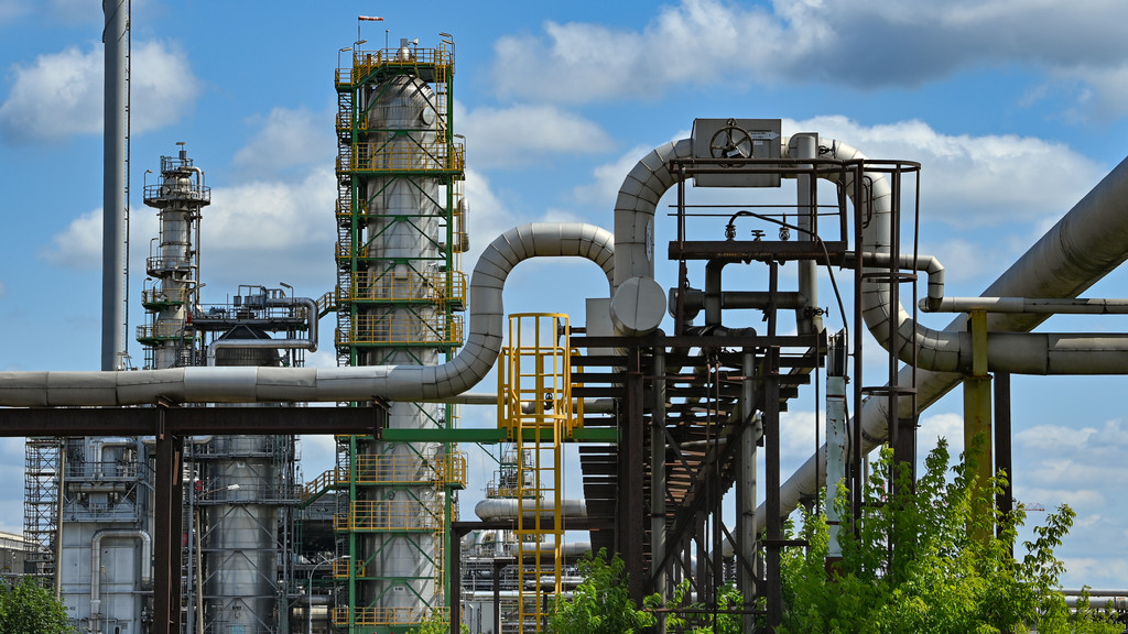 Anlagen zur Rohölverarbeitung auf dem Gelände der PCK-Raffinerie GmbH in Schwedt (Brandenburg). | Bild: picture alliance/dpa | Patrick Pleul Anlagen zur Rohölverarbeitung auf dem Gelände der PCK-Raffinerie GmbH in Schwedt (Brandenburg).
