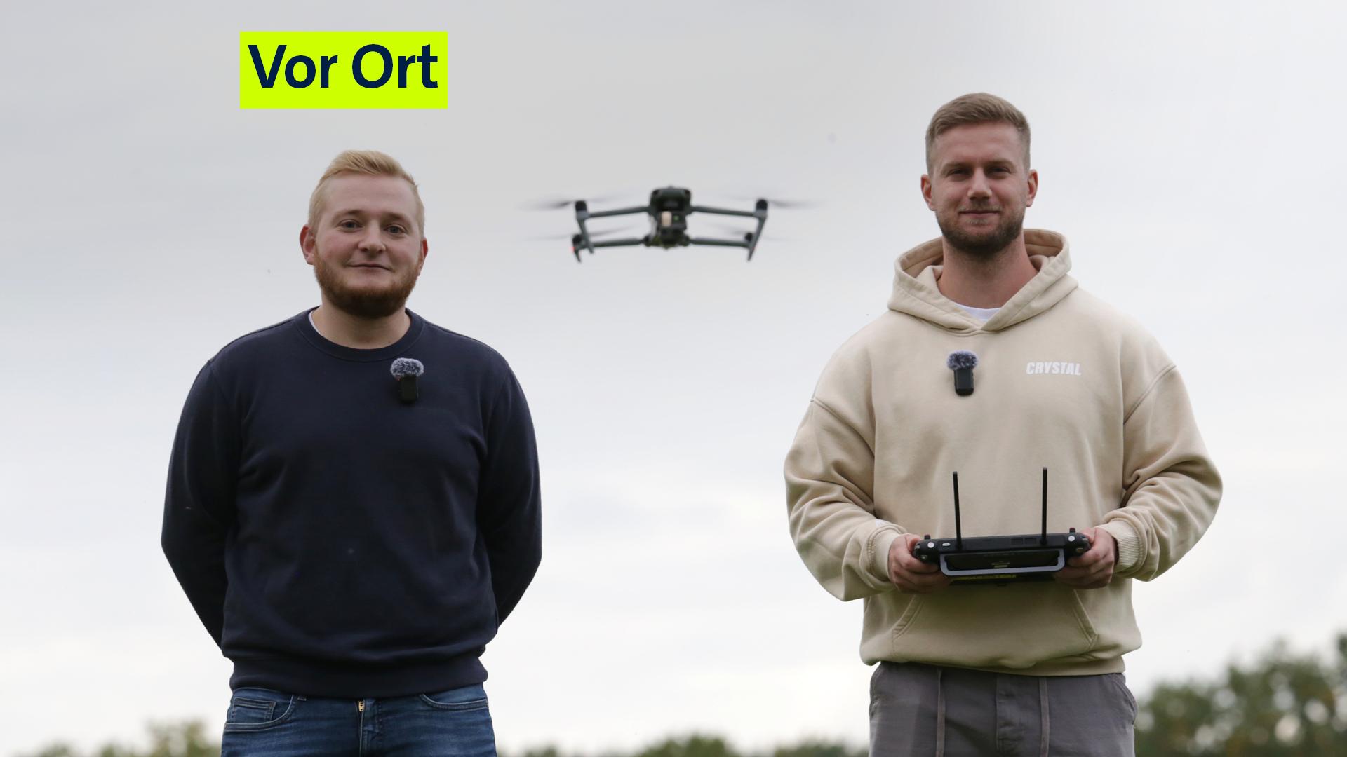 Zwischen Jannis Schell und Julian Harrer schwebt eine Drohne. 