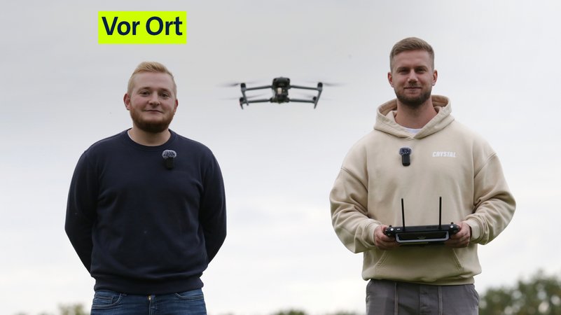 Zwischen Jannis Schell und Julian Harrer schwebt eine Drohne. | Bild: BR24/ Isabel Pogner Zwischen Jannis Schell und Julian Harrer schwebt eine Drohne.