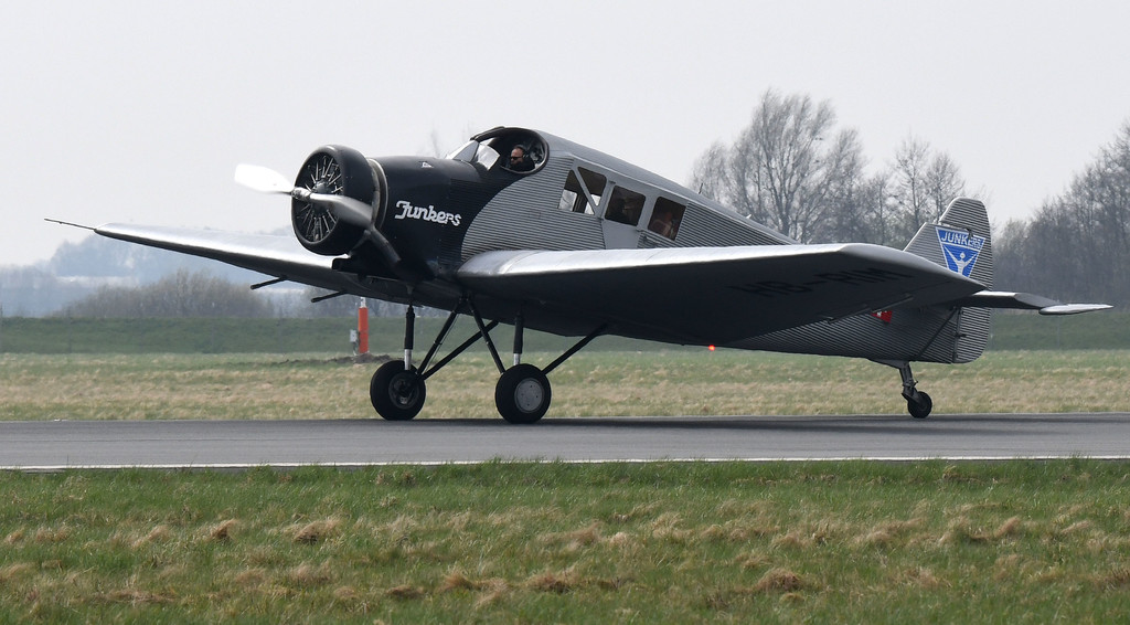 Nachbau der Junkers F13 landet am Bremer Flughafen