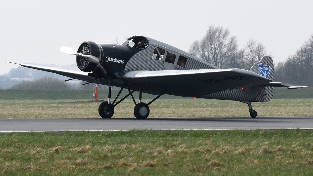 Nachbau der Junkers F13 landet am Bremer Flughafen