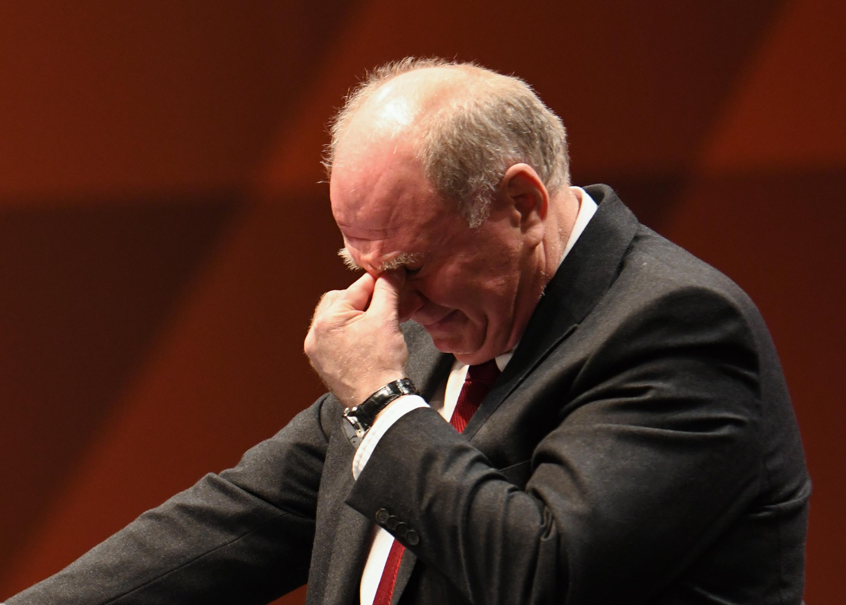 Archiv: Uli Hoeneß, Präsident des FC Bayern, kämpft mit den Tränen während der Jahreshauptversammlung 2019.