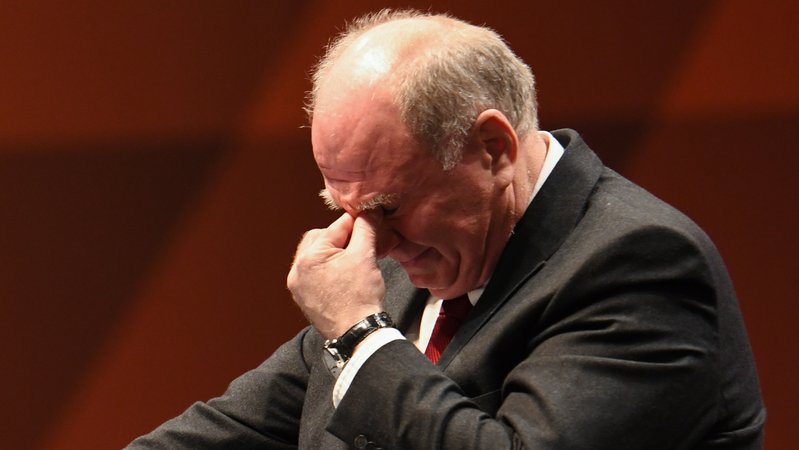 Archiv: Uli Hoeneß, Präsident des FC Bayern, kämpft mit den Tränen während der Jahreshauptversammlung 2019. | Bild: picture alliance/dpa | Tobias Hase Archiv: Uli Hoeneß, Präsident des FC Bayern, kämpft mit den Tränen während der Jahreshauptversammlung 2019.