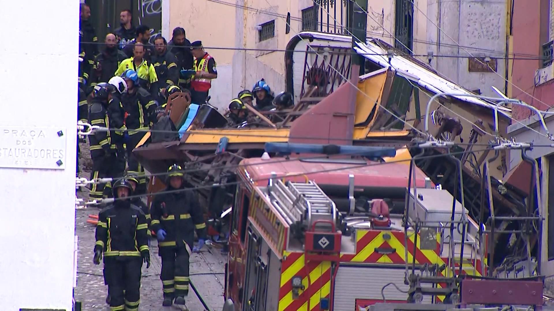 In Lissabon ist die historische Standseilbahn "Glória" entgleist. 