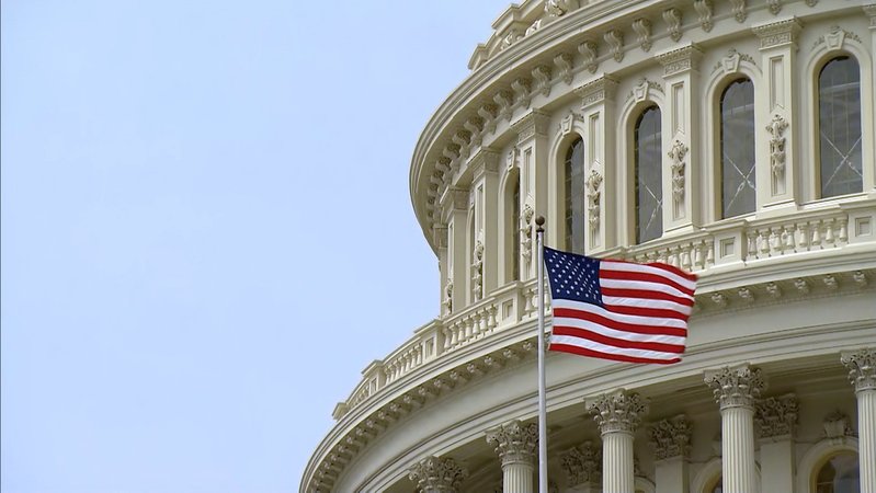 Die US-Flagge weht vor dem Kapitol in Washington.