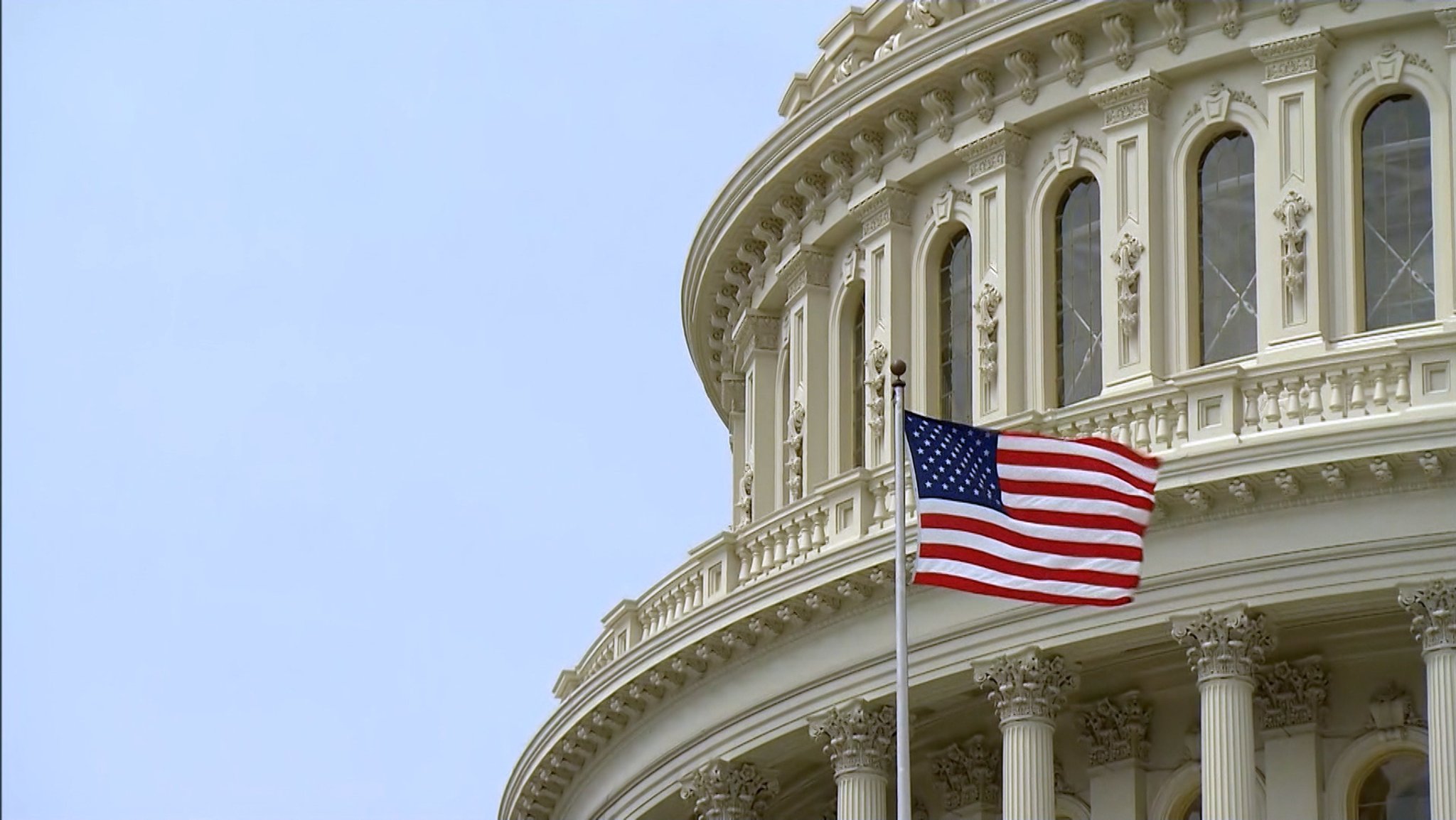 Die US-Flagge weht vor dem Kapitol in Washington.