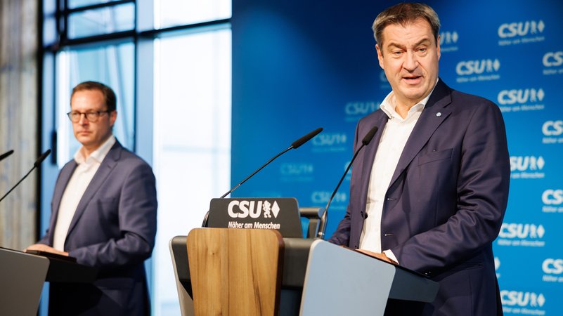 CSU-Chef Markus Söder spricht auf einer Pressekonferenz nach der Sitzung des CSU-Vorstands. Neben ihm CSU-Generalsekretär Martin Huber