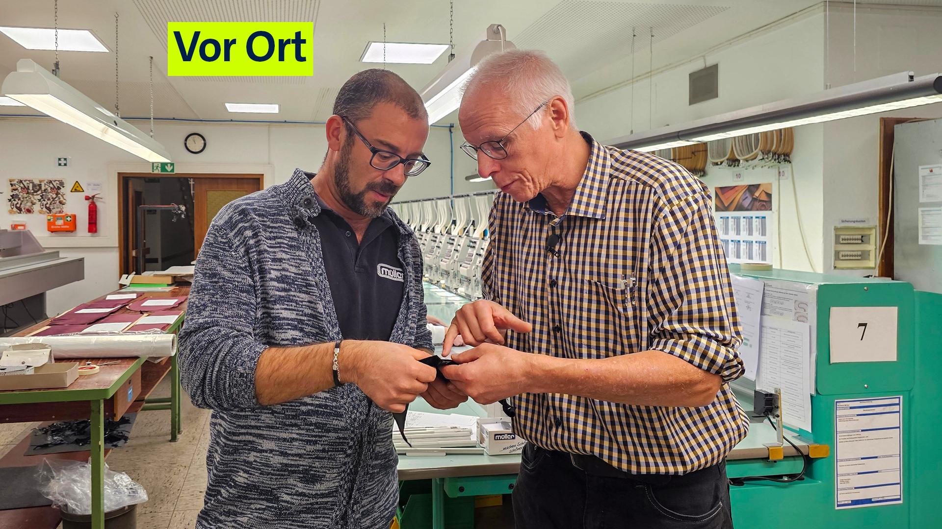 Firmenchef Stefan Glass spricht mit seinem Atelier-Leiter Zied Bouabid über einen Mantelsaum, ein Auftrag für eine französische Luxusmarke