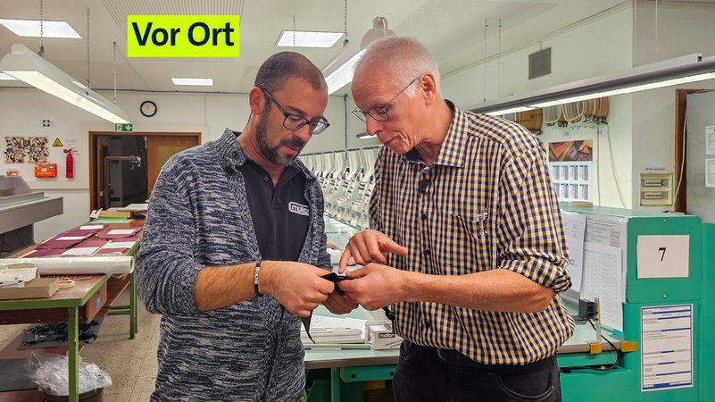 Firmenchef Stefan Glass spricht mit seinem Atelier-Leiter Zied Bouabid über einen Mantelsaum, ein Auftrag für eine französische Luxusmarke | Bild: BR/ Christine Weirauch Firmenchef Stefan Glass spricht mit seinem Atelier-Leiter Zied Bouabid über einen Mantelsaum, ein Auftrag für eine französische Luxusmarke