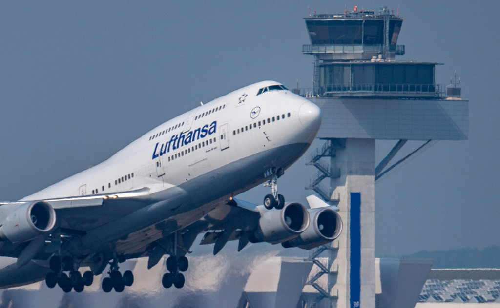 Boeing 747 der Lufthansa startet in Frankfurt am Main (Archivbild)
