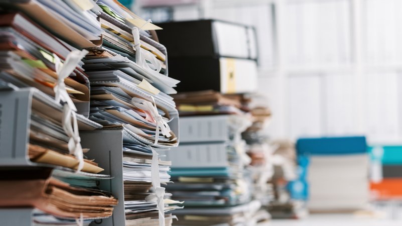 Viele volle Ordner auf einem Stapel. | Bild: StockPhotoPro stock.adobe.com/StockPhotoPro Viele volle Ordner auf einem Stapel.