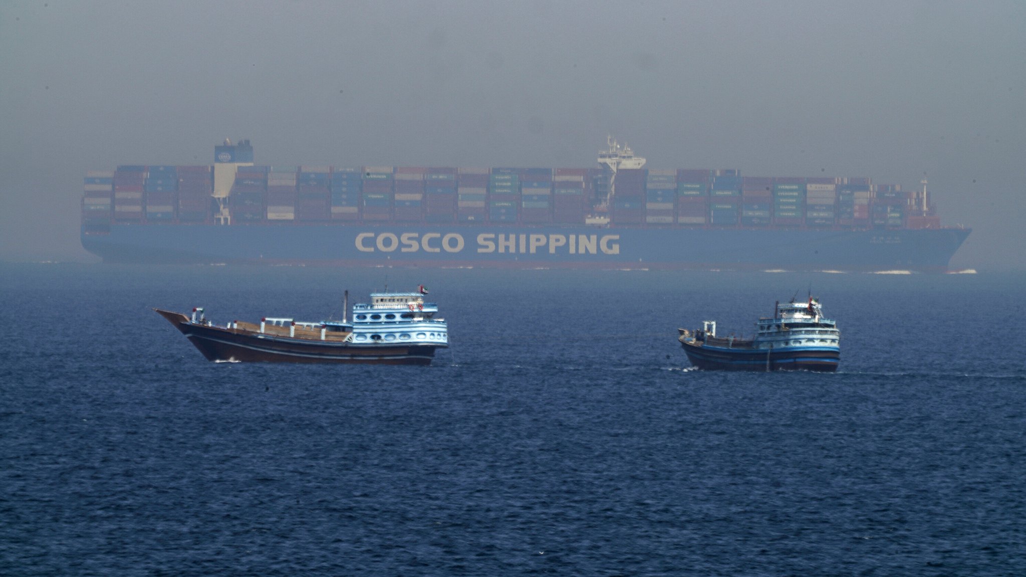 Containerschiff in der Straße von Hormus | Bild: picture alliance / ASSOCIATED PRESS | Jon Gambrell Containerschiff in der Straße von Hormus