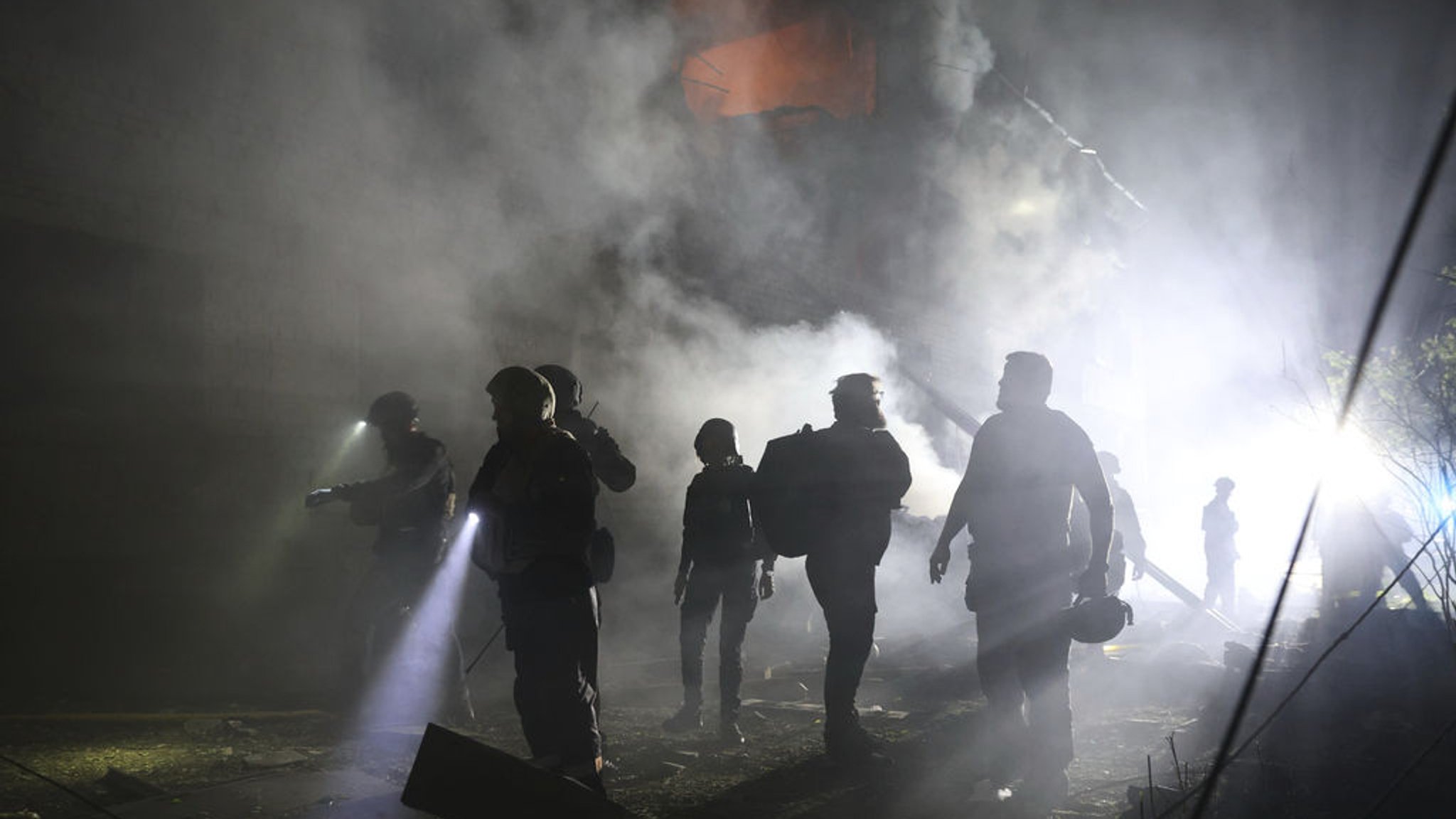 01.05.2025, Ukraine, Saporischschja: Rettungskräfte arbeiten in Saporischschja an einem Wohnhaus, das durch einen russischen Angriff zerstört wurde. 