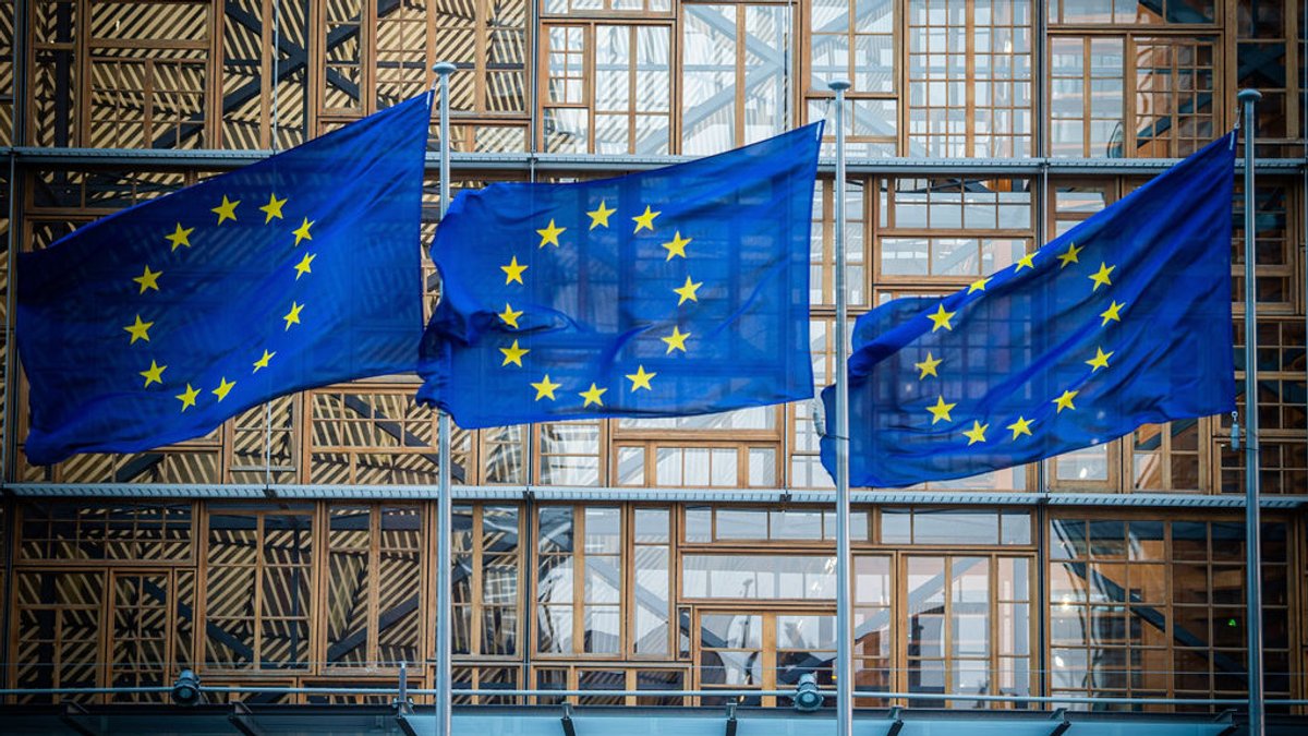 ARCHIV - 25.06.2019, Belgien, Brüssel: Flaggen der Europäischen Union wehen im Wind vor dem Europa-Gebäude. (zu dpa: «Umfrage: 60 Prozent der Wähler in EU wollen an Europawahl teilnehmen») Foto: Arne Immanuel Bänsch/dpa +++ dpa-Bildfunk +++
