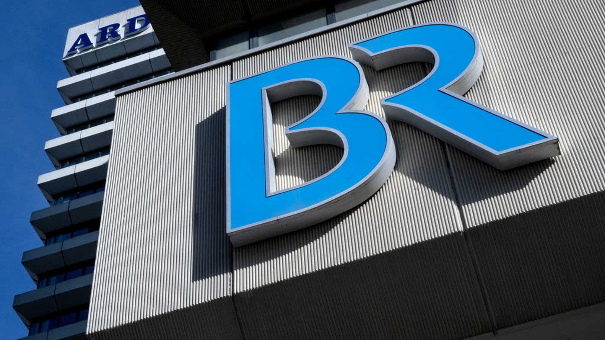 ARCHIV - 05.10.2022, Bayern, München: Das Logo des Bayerischen Rundfunks (BR) und das Logo der ARD sind am Funkhaus zu sehen. (zu dpa: «Geburtstag in rauhen Zeiten - 75 Jahre Bayerischer Rundfunk») Foto: Sven Hoppe/dpa +++ dpa-Bildfunk +++ | Bild: dpa-Bildfunk/Sven Hoppe ARCHIV - 05.10.2022, Bayern, München: Das Logo des Bayerischen Rundfunks (BR) und das Logo der ARD sind am Funkhaus zu sehen. (zu dpa: «Geburtstag in rauhen Zeiten - 75 Jahre Bayerischer Rundfunk») Foto: Sven Hoppe/dpa +++ dpa-Bildfunk +++