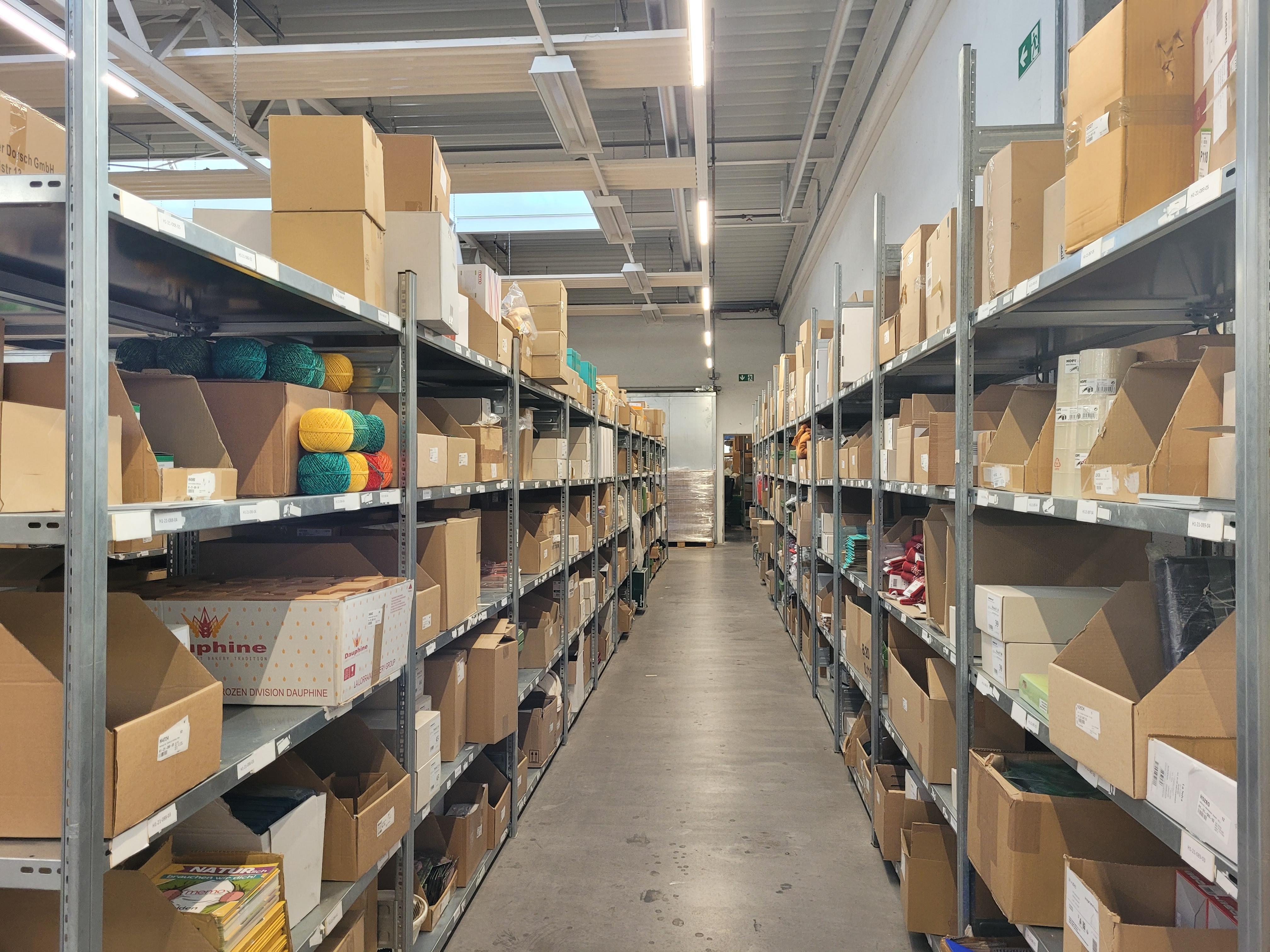 Das Lager der "Memo AG" im unterfränkischen Greußenheim mit über 20.000 Produkten. 