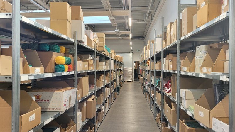 Das Lager der "Memo AG" im unterfränkischen Greußenheim mit über 20.000 Produkten. | Bild: BR/Carlotta Sauer Das Lager der "Memo AG" im unterfränkischen Greußenheim mit über 20.000 Produkten.