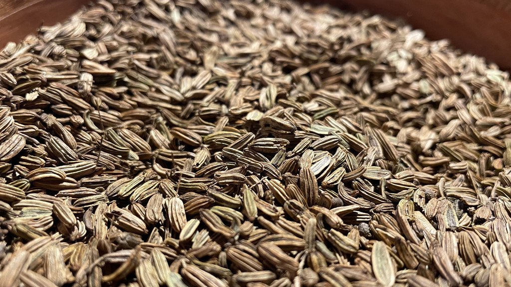 Fenchel-Körner in einer Schale.