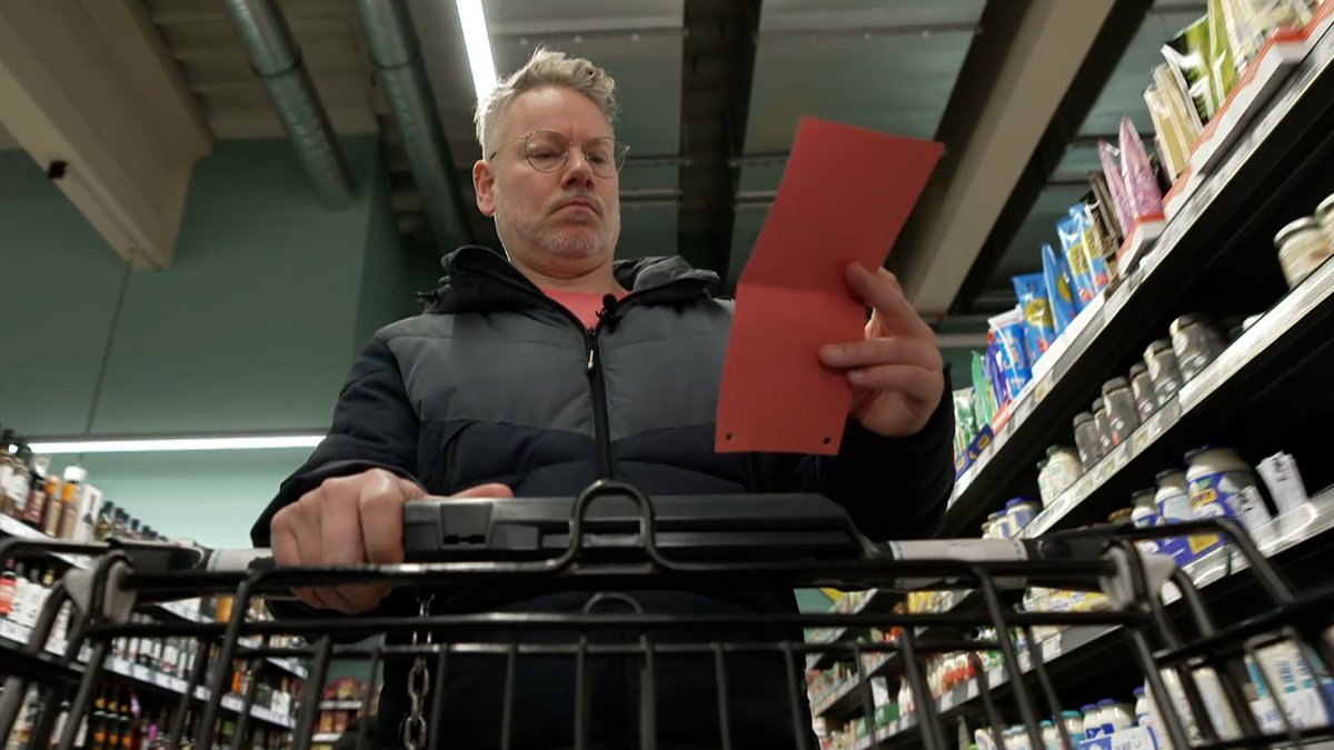 Tobias Burkert ist beim Einkaufen und schaut, was es so an regionalen Produkten beim Supermarkt gibt.