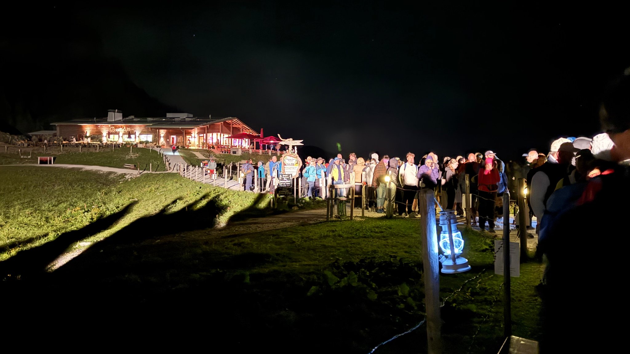 Besucher beim traditionellen Sonnwendfeuer auf der Kampenwand mussten lange anstehen. | Bild: privat Besucher beim traditionellen Sonnwendfeuer auf der Kampenwand mussten lange anstehen.