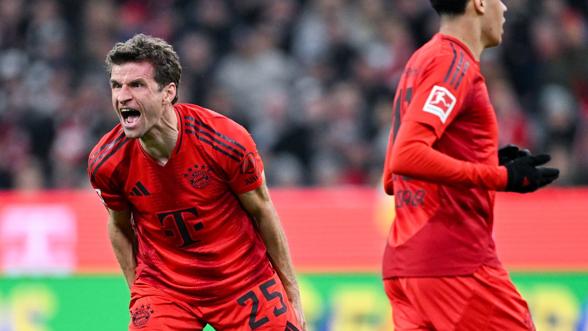 Thomas Müller zeigt sich eher unzufrieden mit einer Aktion beim Spiel zwischen dem FC Bayern und Bayer Leverkusen.