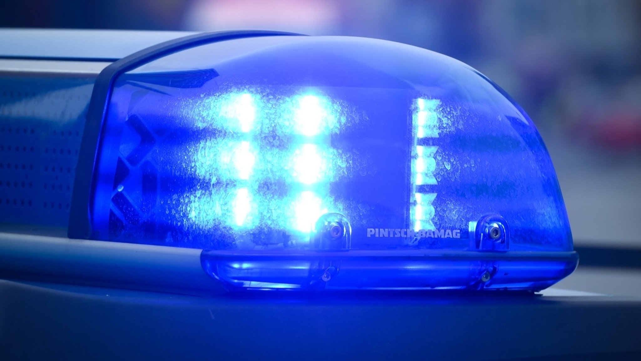 Leuchtendes Blaulicht auf einem Polizeiwagen