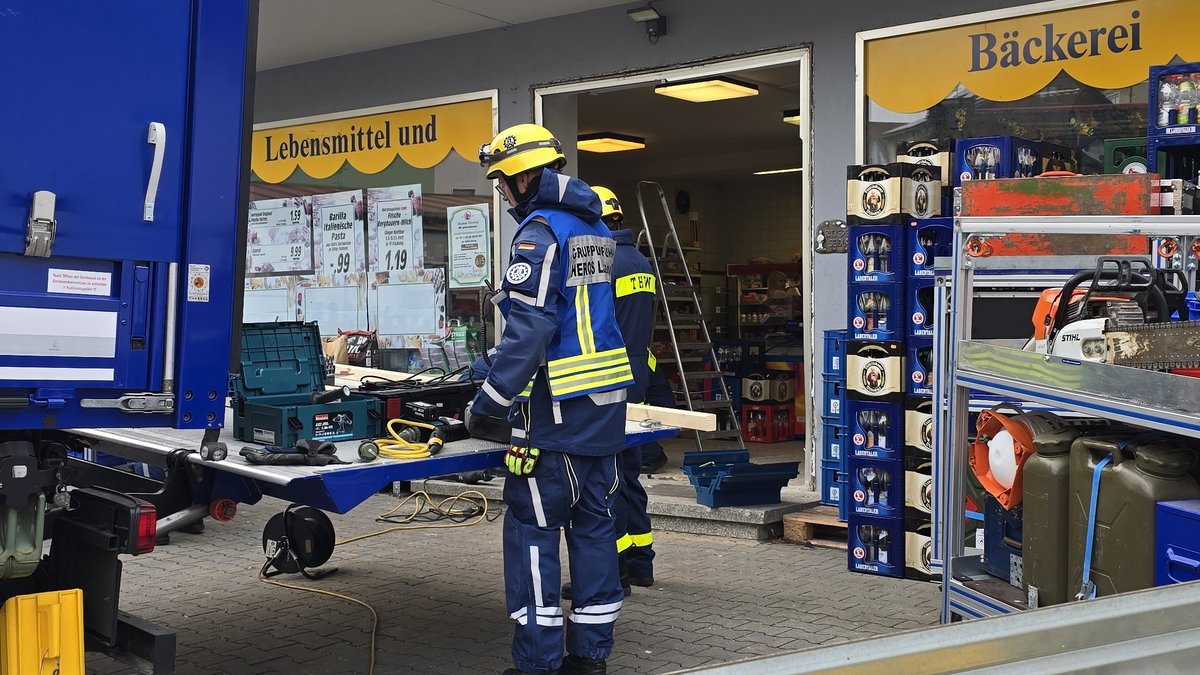 Schreck am Morgen: Auto kracht durch Eingangstüre von Bäckerei