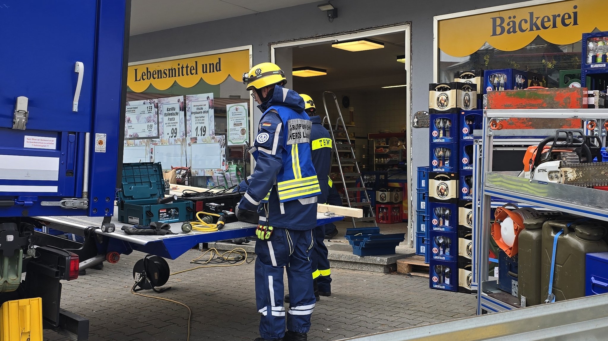 Helfer des THW ersetzten die zerstörte Türe mit einem Provisorium