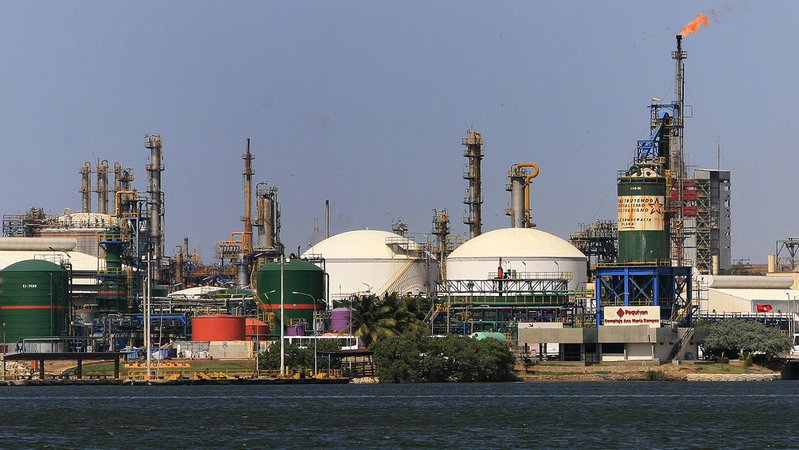 Der "Ana María Campos Petrochemical Complex" im Westen Venezuelas. | Bild: picture alliance / Sipa USA | Humberto Matheus Der "Ana María Campos Petrochemical Complex" im Westen Venezuelas.