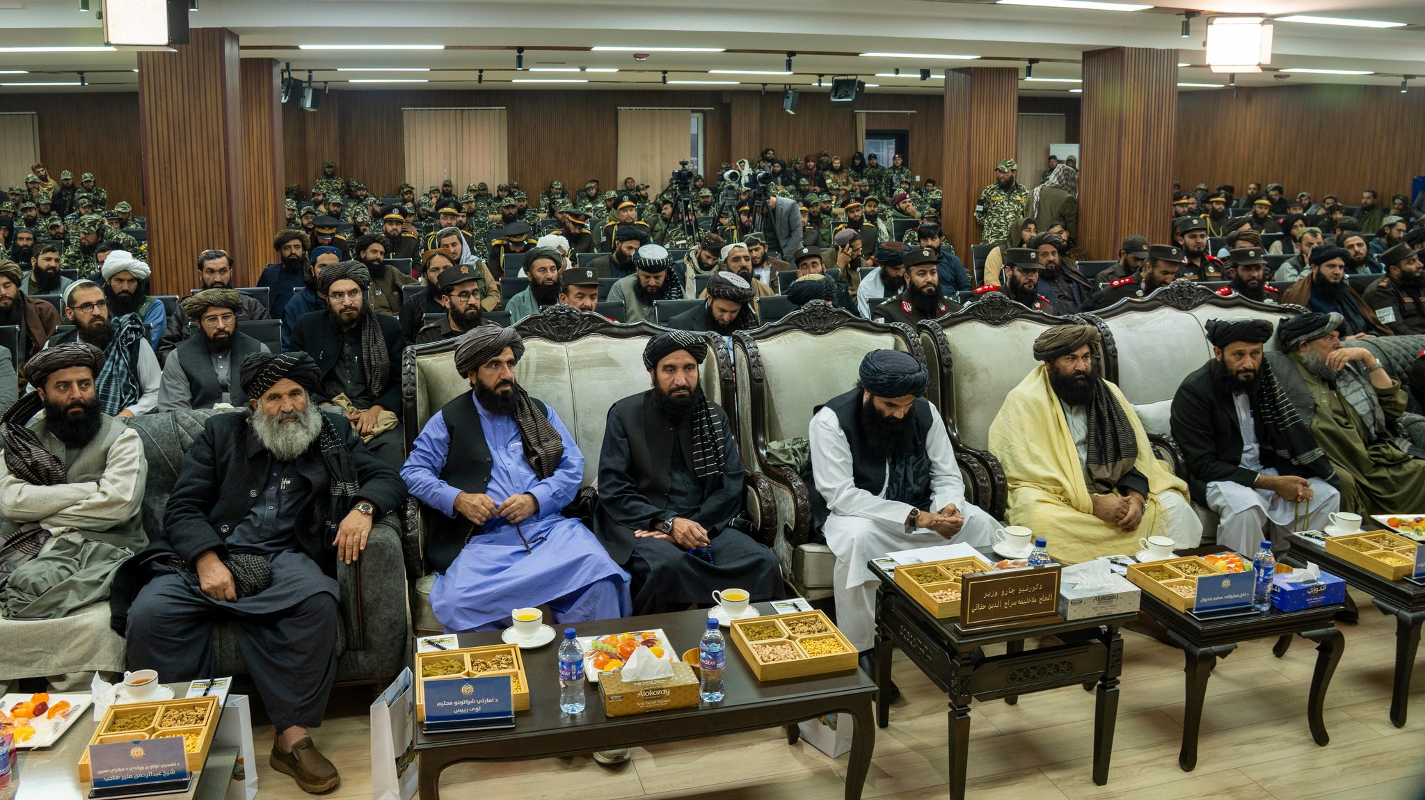 Archivbild: Mitglieder der Taliban Regierung während einer Zeremonie im Innenministerium in Kabul im Dezember 2025 | Bild: picture alliance / Middle East Images | Javid Ashna Archivbild: Mitglieder der Taliban Regierung während einer Zeremonie im Innenministerium in Kabul im Dezember 2025
