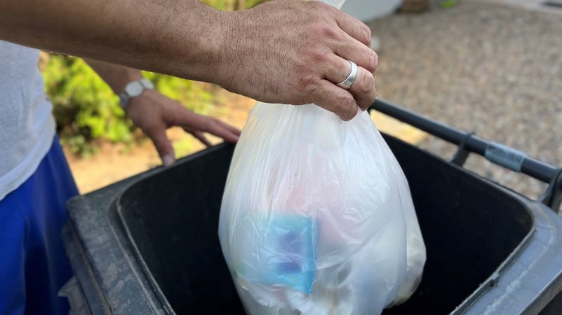 Ein Mann wirft einen Müllsack in eine Tonne. | Bild: BR/ Barbara Ecke Ein Mann wirft einen Müllsack in eine Tonne.