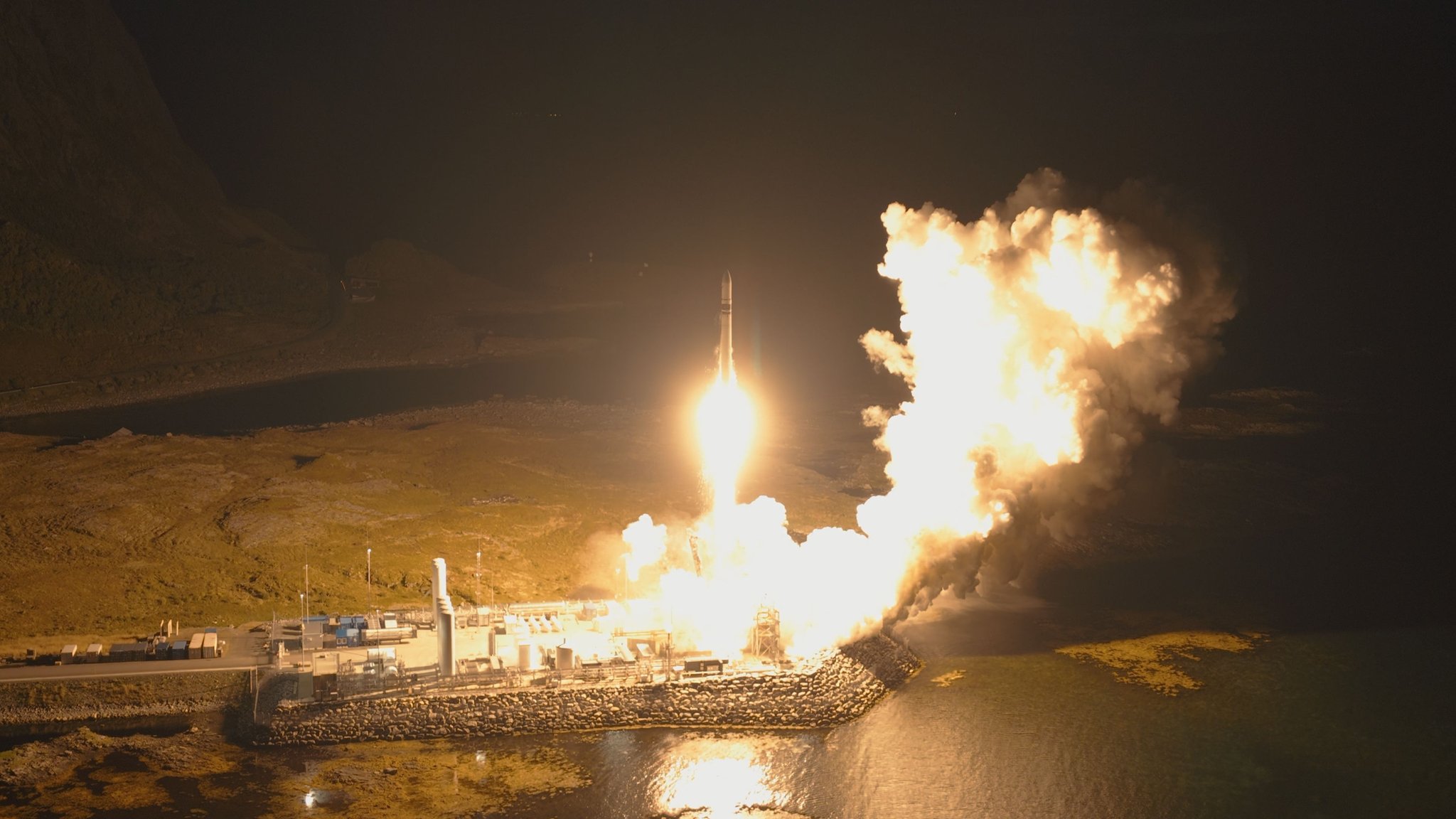 HANDOUT - 05.09.2026, Norwegen, Andøya: Das Handout zeigt, wie die Spectrum-Rakete des deutschen Herstellers Isar Aerospace zu ihrem zweiten Testflug ins All startet (Aufnahme mit einer Drohne). Die Rakete hob vom norwegischen Weltraumbahnhof Andøya ab, wie auf einem Livestream zu sehen war. Foto: -/Isar Aerospace/dpa - ACHTUNG: Nur zur redaktionellen Verwendung im Zusammenhang mit der aktuellen Berichterstattung und nur mit vollständiger Nennung des vorstehenden Credits +++ dpa-Bildfunk +++ | Bild: dpa-Bildfunk/- HANDOUT - 05.09.2026, Norwegen, Andøya: Das Handout zeigt, wie die Spectrum-Rakete des deutschen Herstellers Isar Aerospace zu ihrem zweiten Testflug ins All startet (Aufnahme mit einer Drohne). Die Rakete hob vom norwegischen Weltraumbahnhof Andøya ab, wie auf einem Livestream zu sehen war. Foto: -/Isar Aerospace/dpa - ACHTUNG: Nur zur redaktionellen Verwendung im Zusammenhang mit der aktuellen Berichterstattung und nur mit vollständiger Nennung des vorstehenden Credits +++ dpa-Bildfunk +++