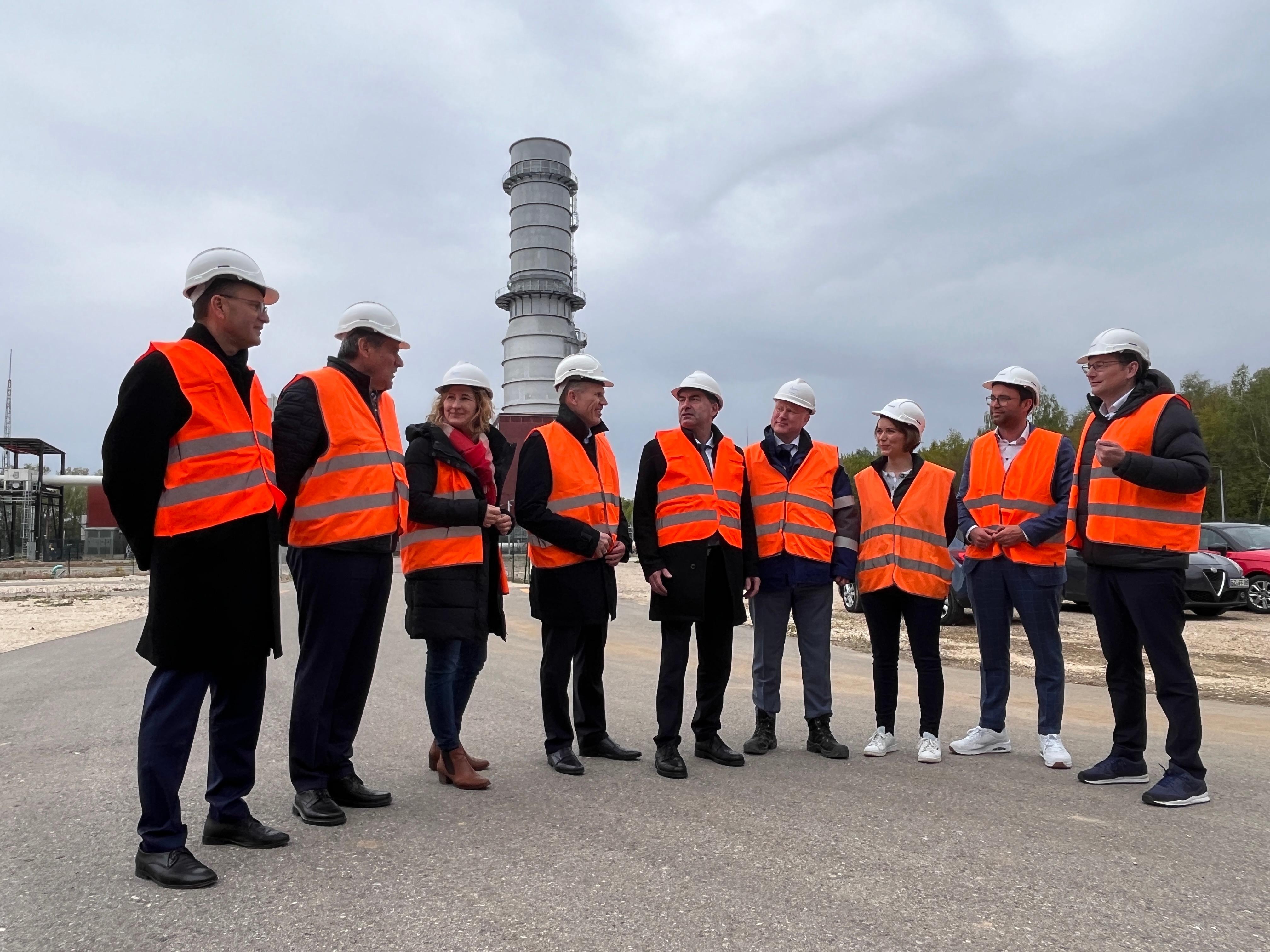 Hubert Aiwanger (in der Mitte) auf dem Gelände des Gaskraftwerks in Leipheim. 