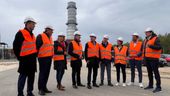 Hubert Aiwanger (in der Mitte) auf dem Gelände des Gaskraftwerks in Leipheim.  | Bild:BR/ Peter Allgaier