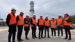 Hubert Aiwanger (in der Mitte) auf dem Gelände des Gaskraftwerks in Leipheim.  | Bild:BR/ Peter Allgaier