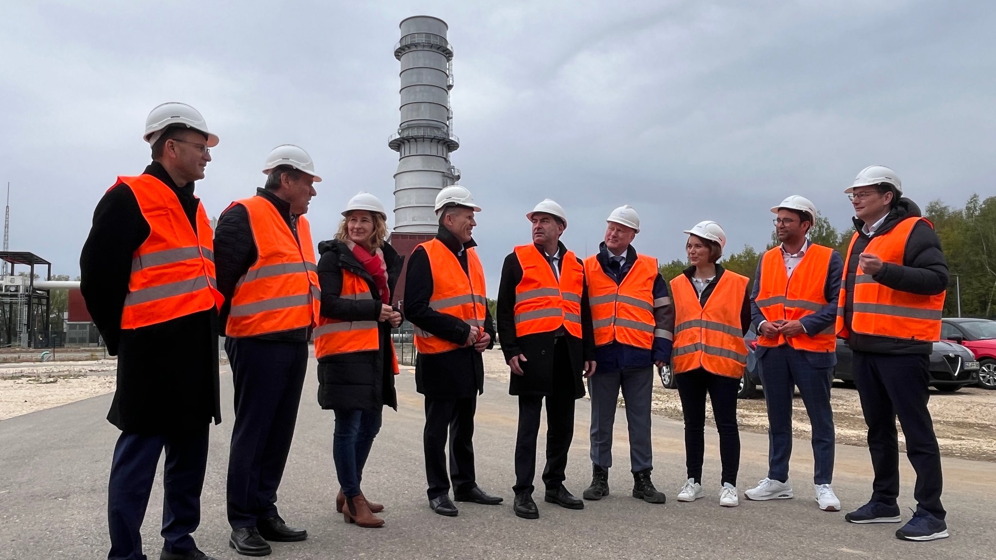 Hubert Aiwanger (in der Mitte) auf dem Gelände des Gaskraftwerks in Leipheim. 