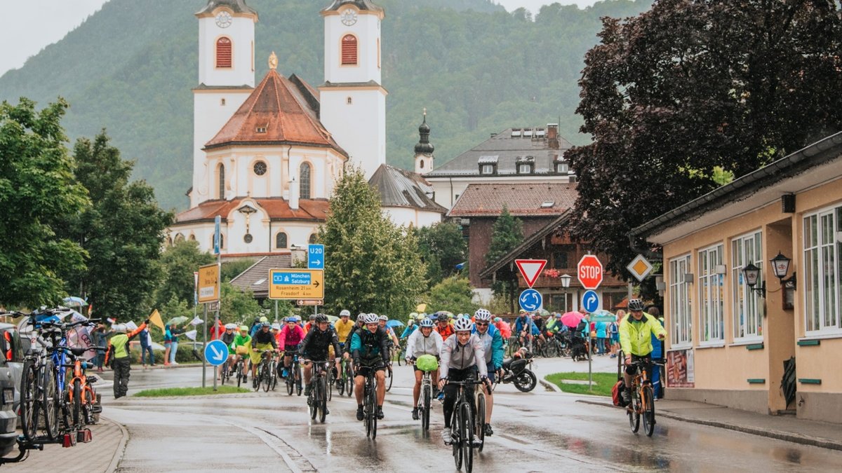 Jubel trotz Regen: BR-Radltour fährt nach Traunstein