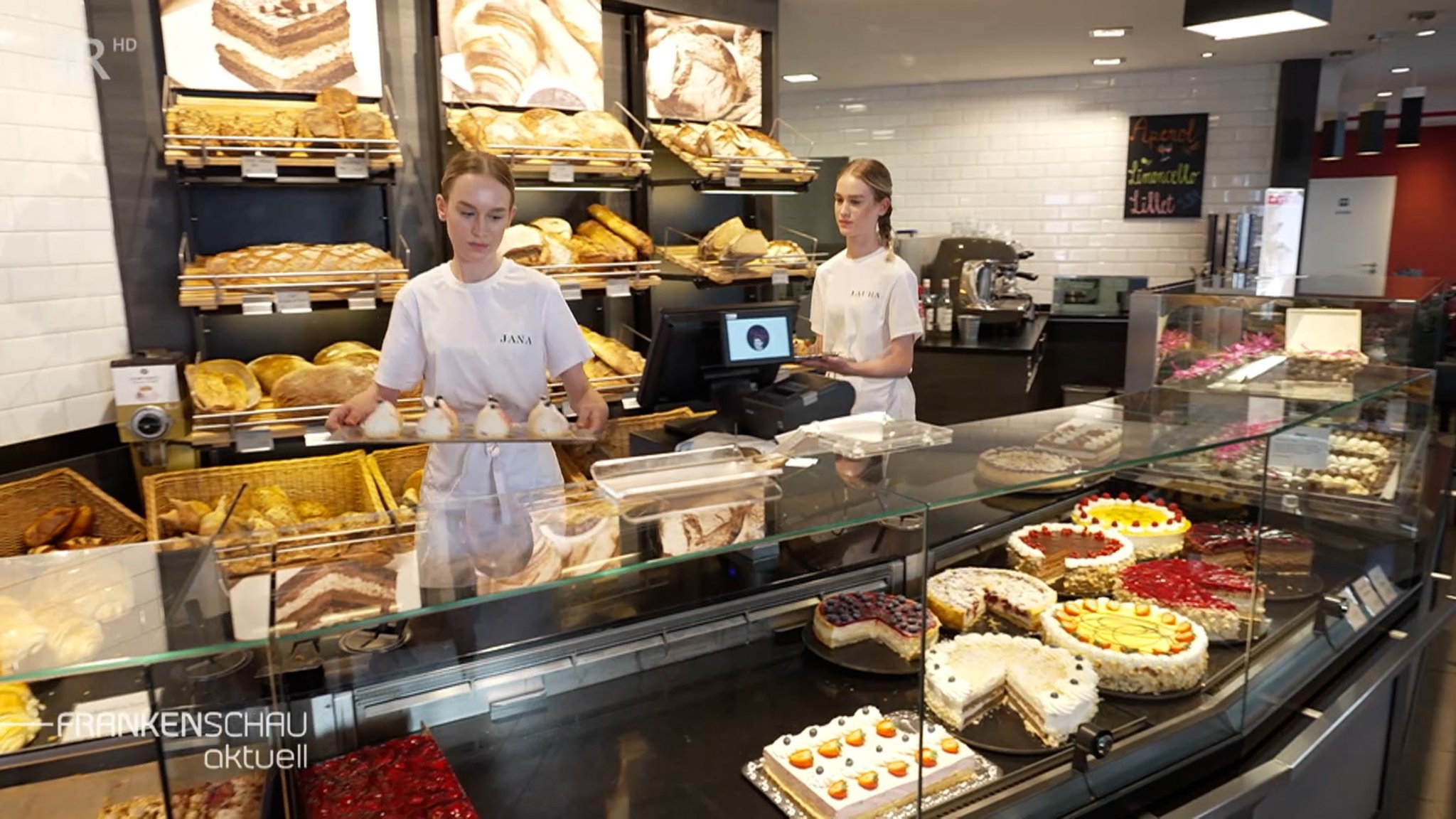 Laura und Jana Hofmann beim Anrichten von Backwaren in ihrer Konditorausbildung.