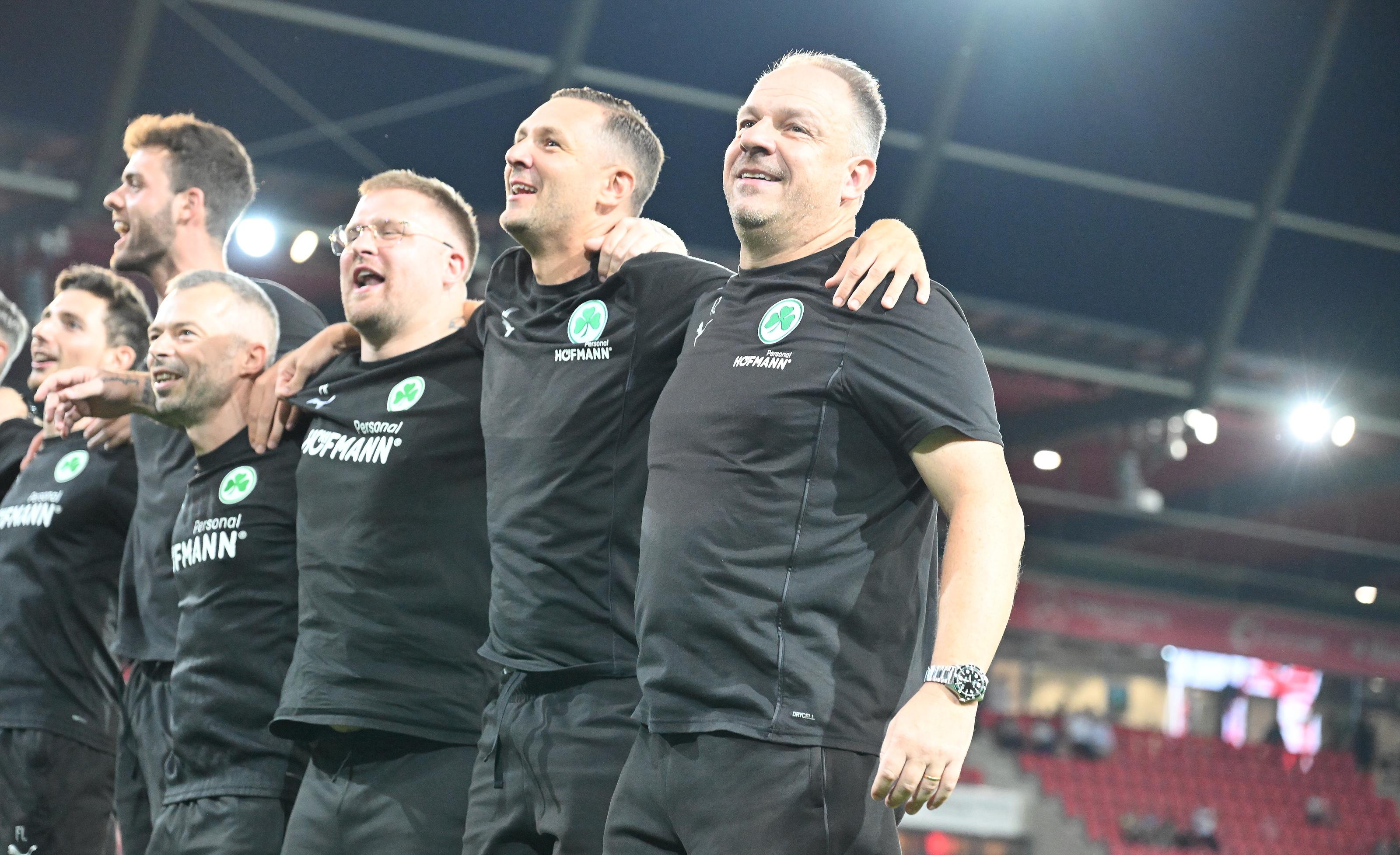 Trainer Alexander Zorniger und Spieler der SpVgg Greuther Fürth