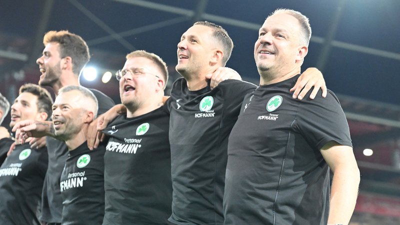 Trainer Alexander Zorniger und Spieler der SpVgg Greuther Fürth | Bild: picture-alliance/dpa Trainer Alexander Zorniger und Spieler der SpVgg Greuther Fürth