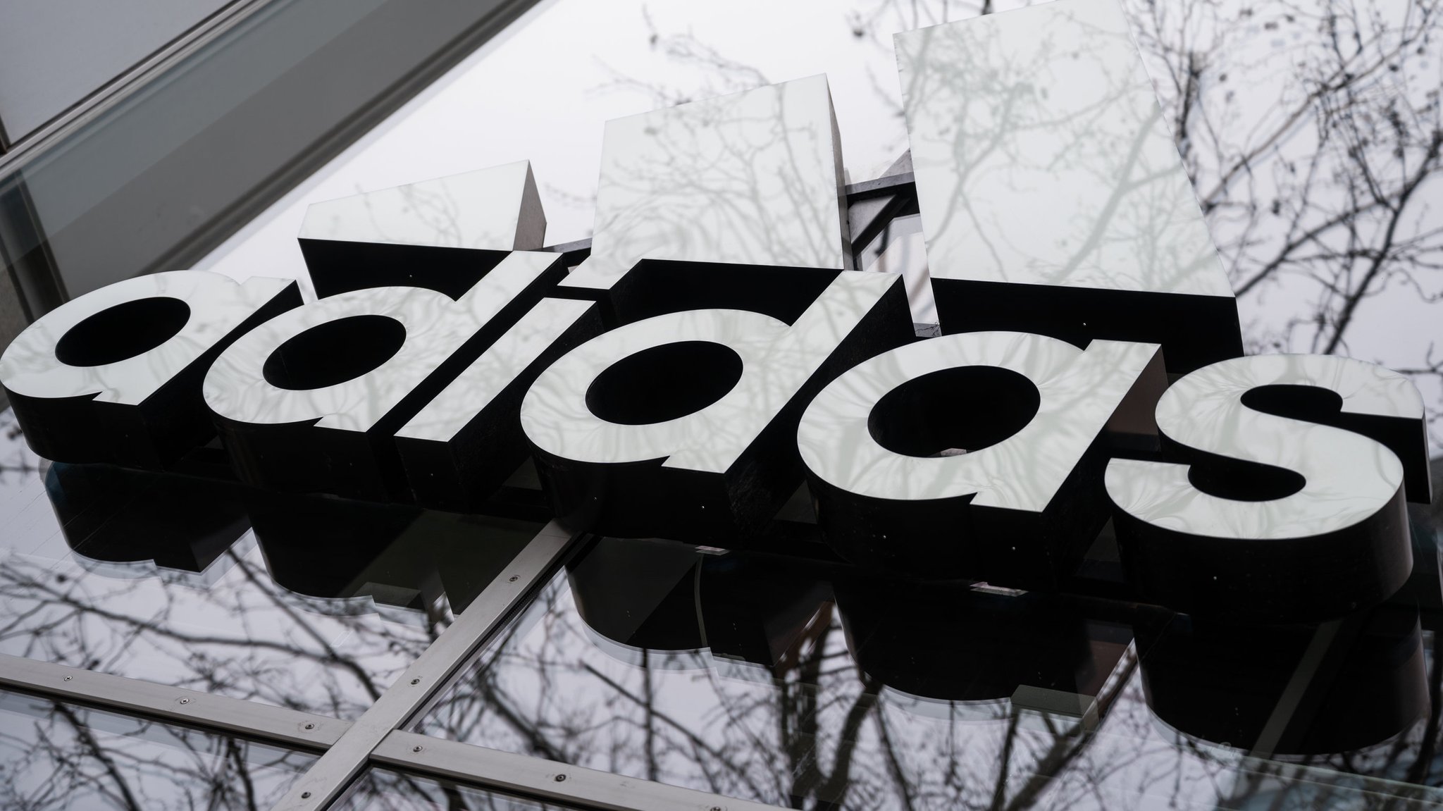 Symbolbild: Der Schriftzug von Adidas an einer Hausfassade