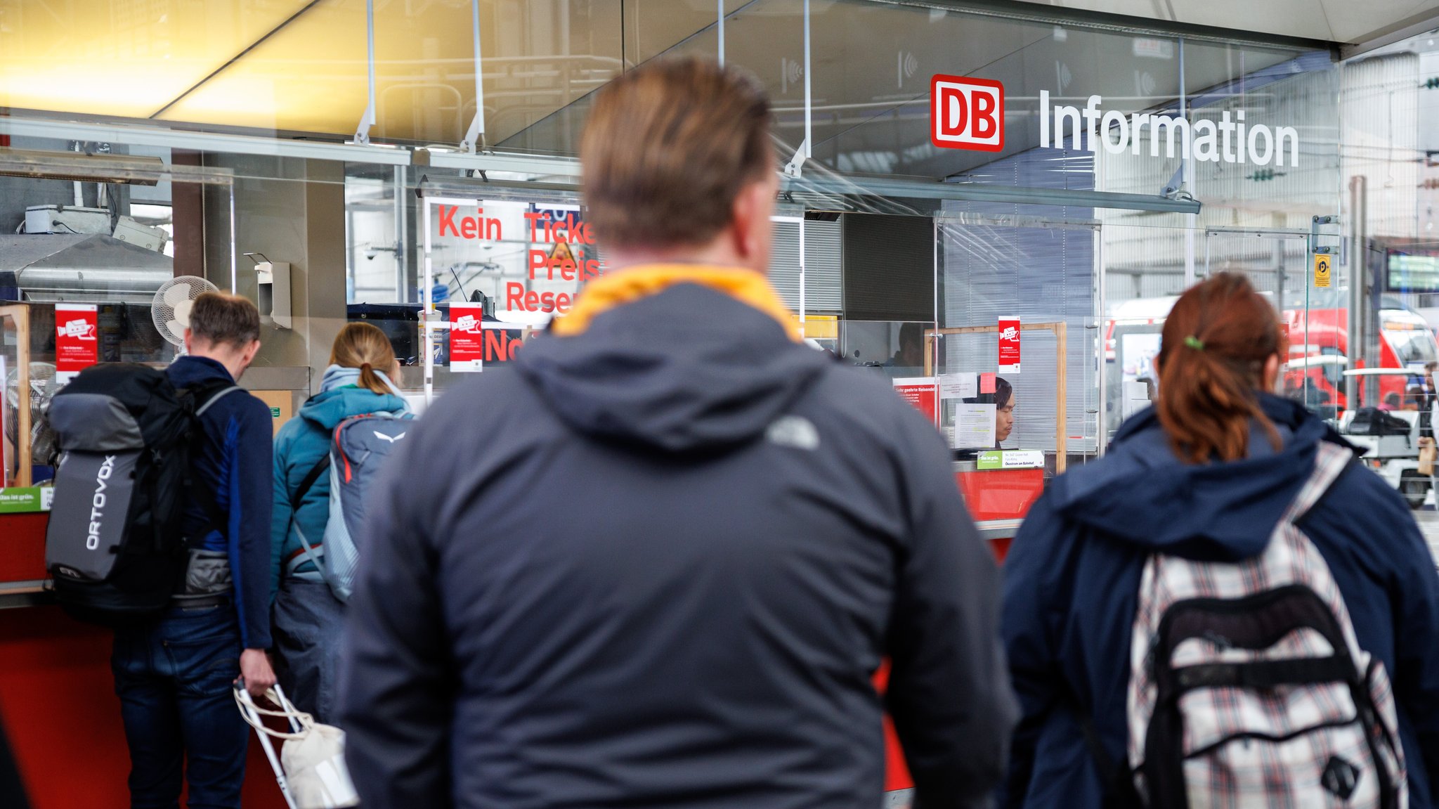 Gericht stoppt Bahn: Tickets nicht nur digital verkaufen