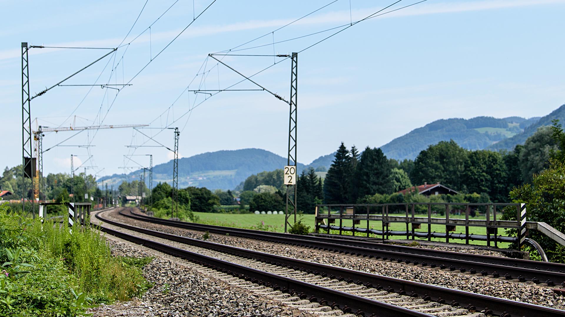 Bayern, Flintsbach am Inn: Die Gleise der Bahntrasse durch das Inntal zwischen Rosenheim und Kufstein sind vor dem Kloster Reisach in Oberaudorf zu sehen. | Bild: picture alliance/Matthias Balk/dpa Bayern, Flintsbach am Inn: Die Gleise der Bahntrasse durch das Inntal zwischen Rosenheim und Kufstein sind vor dem Kloster Reisach in Oberaudorf zu sehen.