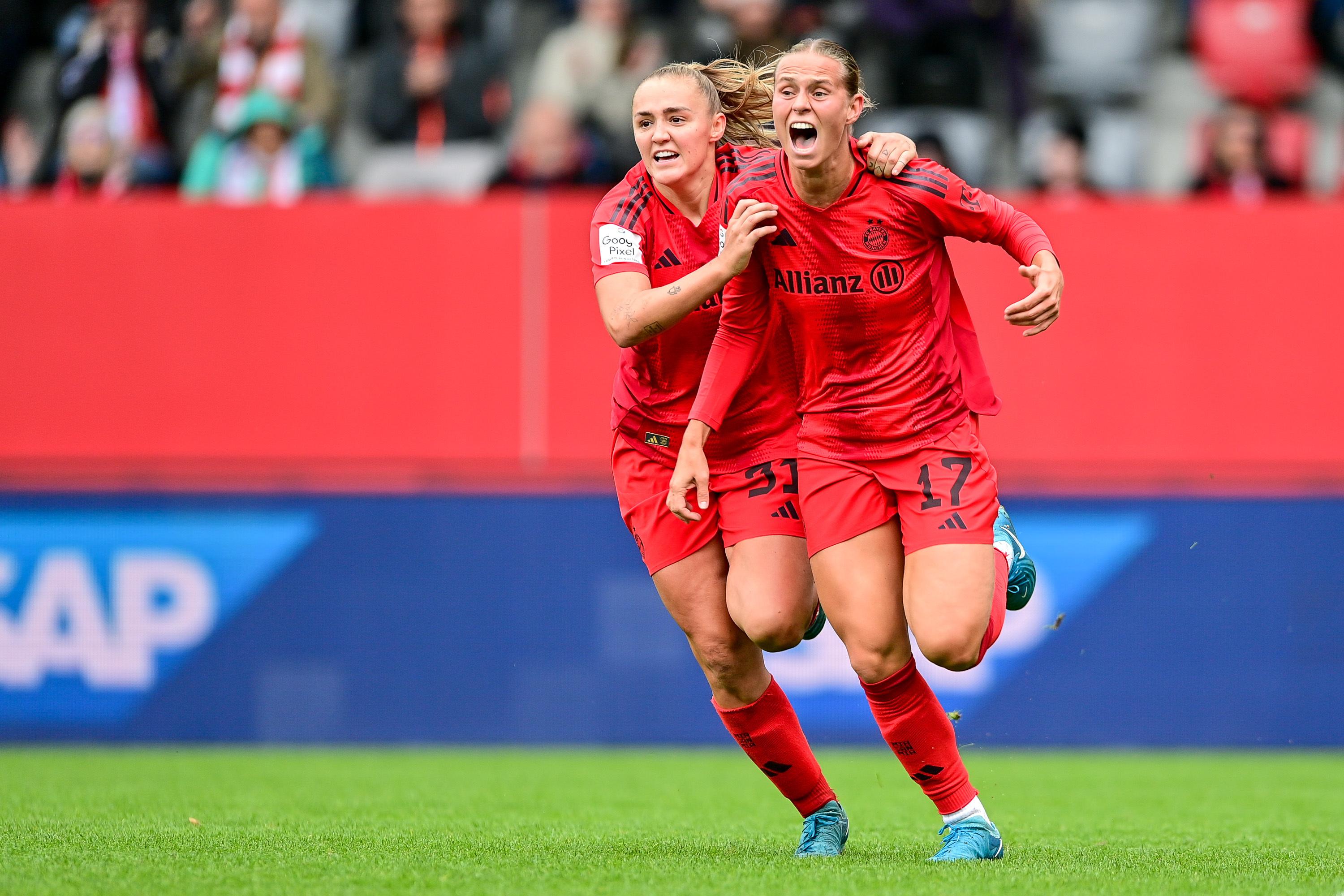 FC-Bayern-Frauen jubeln über ein Tor gegen den 1. FC Köln