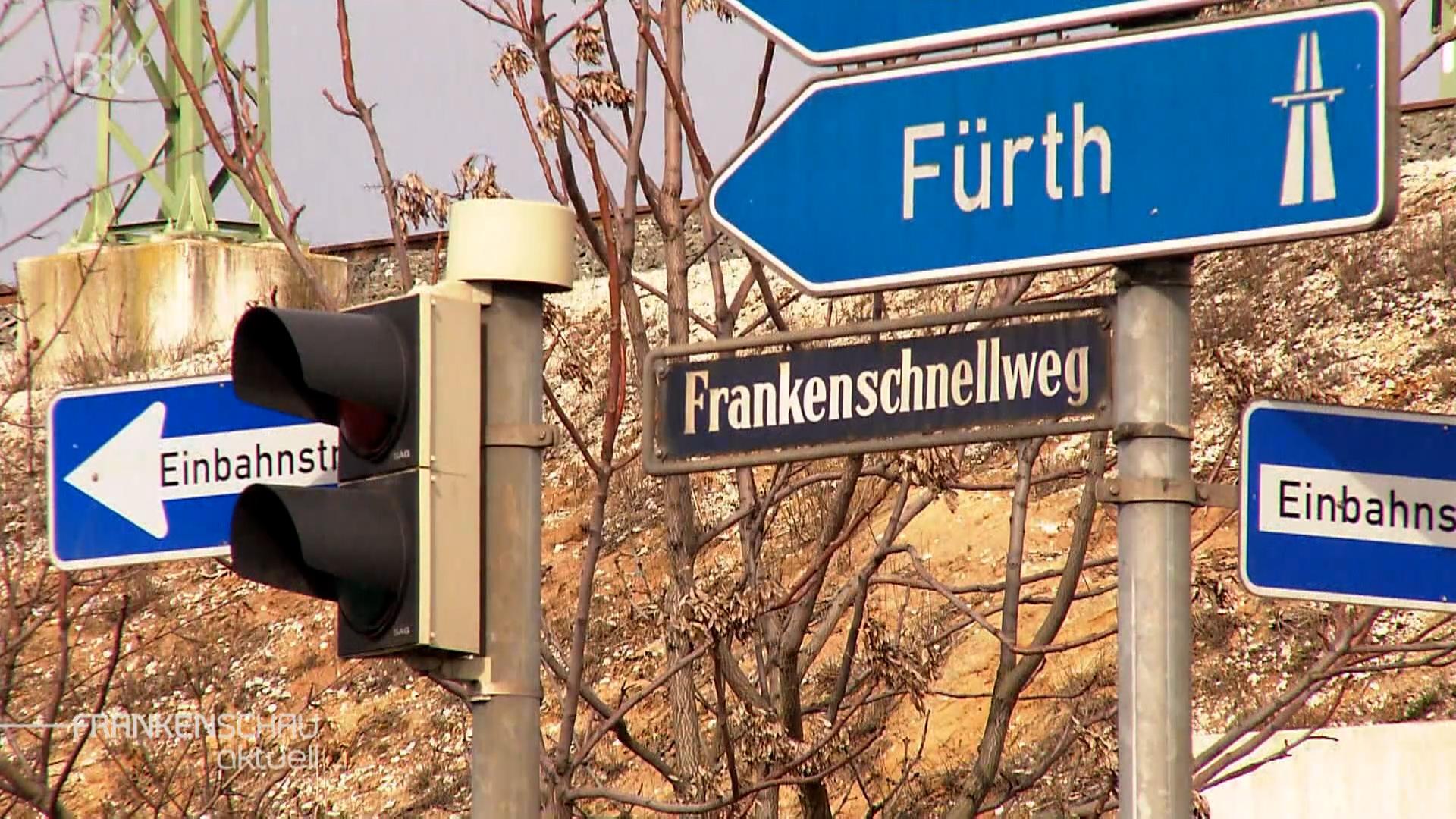 Der Schilderweld am Frankenschnellweg der Nürnberger Stadtautobahn.