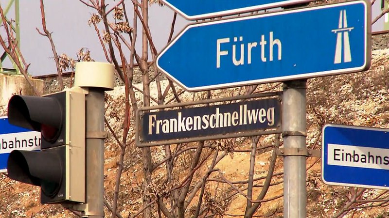 Der Schilderweld am Frankenschnellweg der Nürnberger Stadtautobahn.
