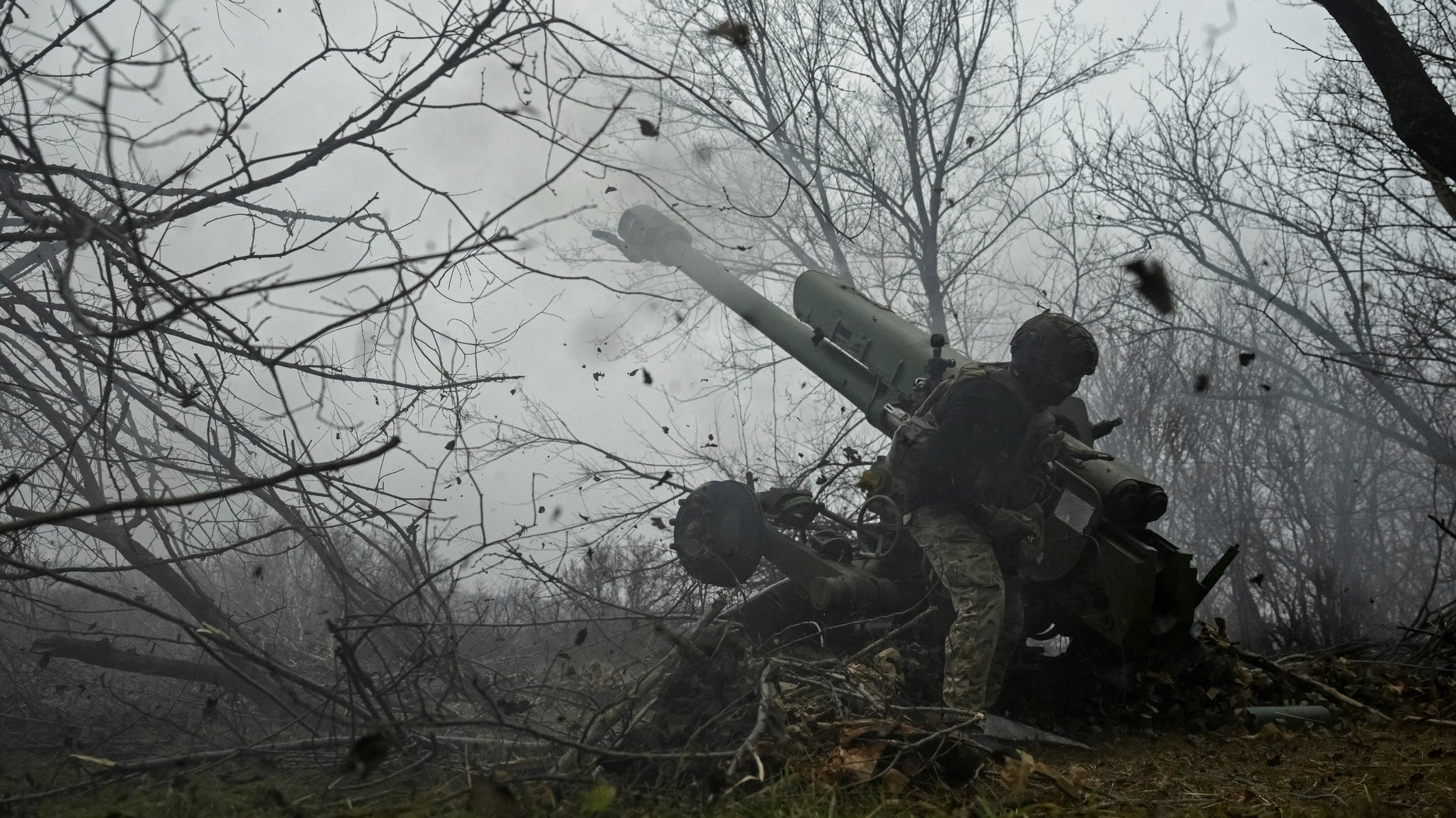 11.01.2025 Ein ukrainischer Soldat an der Frontlinie in Saporischja feuert mit einer Haubitze gegen russische Truppen 