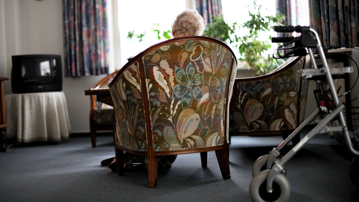 Eine Seniorin sitzt in einem Zimmer im Altenheim (Archivbild)